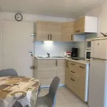 T2 Renove Avec Parking, Climatisation A Balaruc-Les-Bains - Fr-1-553-198 Apartamento
